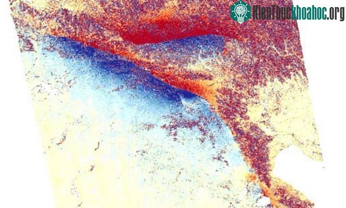 Hai vết nứt xuất hiện sau động đất Thổ Nhĩ Kỳ trong ảnh chụp từ vệ tinh Sentinel-1.