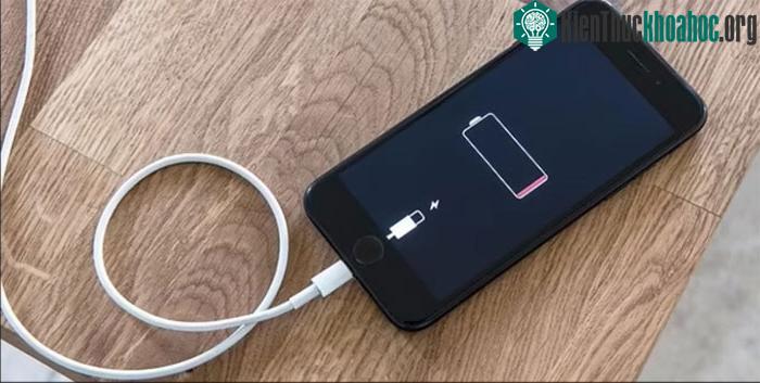 Sạc đúng cách sẽ giúp tăng tuổi thọ của pin điện thoại.