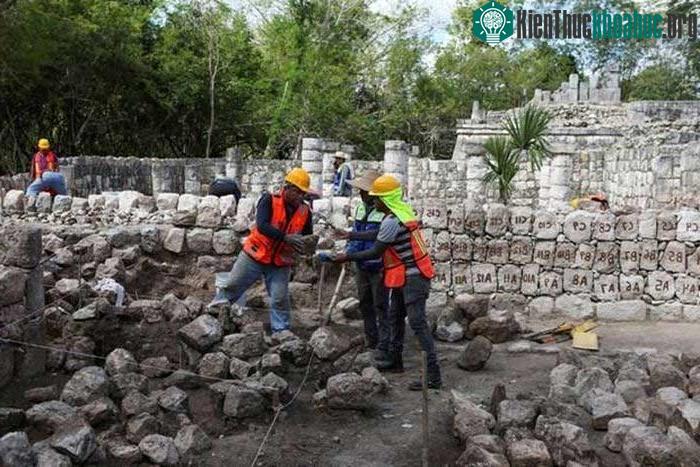 Các nhà khoa học Mexico tại địa điểm khảo cổ Chichen Itza.