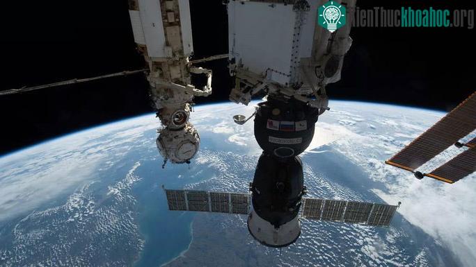 Tàu vũ trụ Soyuz MS-22 của Nga nhìn từ ISS