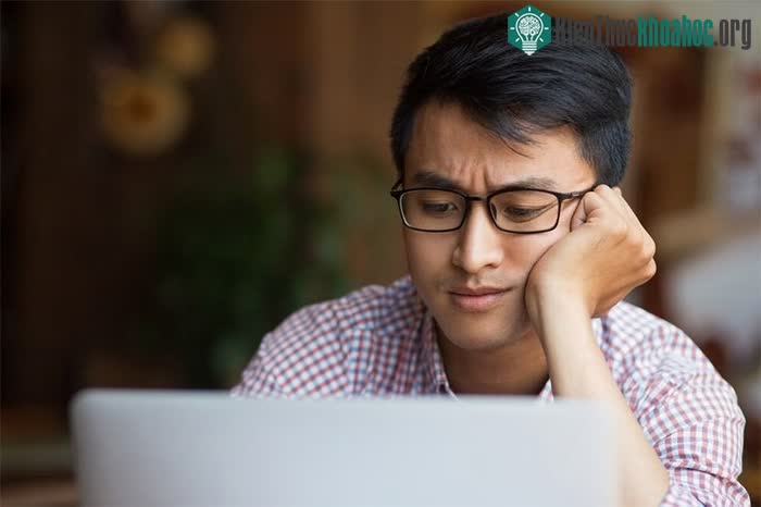 Căng thẳng quá mức hoặc mất ngủ cũng khiến bạn cảm thấy buồn nôn khi vừa thức dậy.