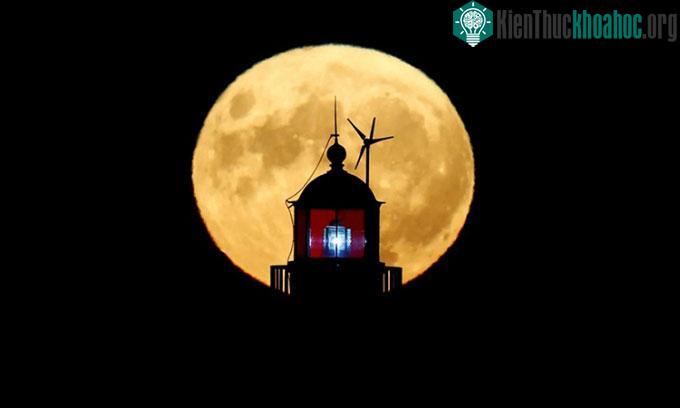 Siêu trăng vào ngày 13/7/2022 nhìn từ tỉnh Loire-Atlantique, miền tây nước Pháp.