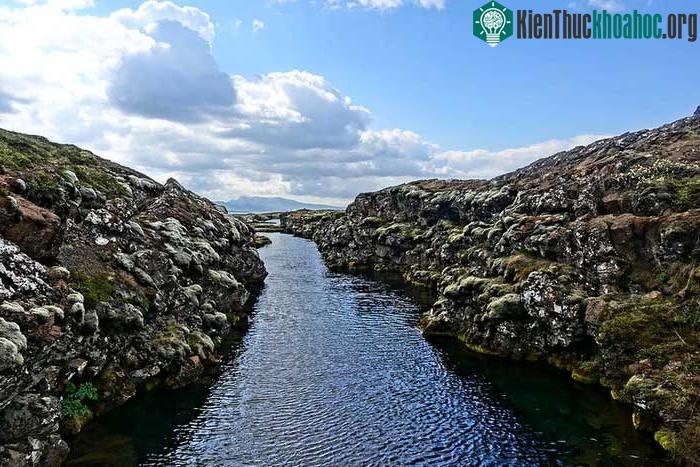 Khe nứt Silfra nằm ở hồ Thingvallavatn tại vườn quốc gia Thingvellir ở Iceland.