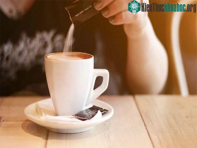 Uống cà phê khiến nhịp tim tăng đều lên.