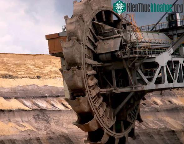 Nặng hơn 14.000 tấn nhưng Bagger 293 lại có thể di chuyển nhẹ nhàng trên mặt đất.