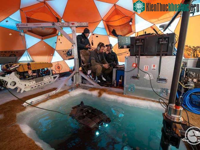 Các nhà khảo cổ sử dụng phương tiện điều khiển từ xa Deep Trekker để nghiên cứu
