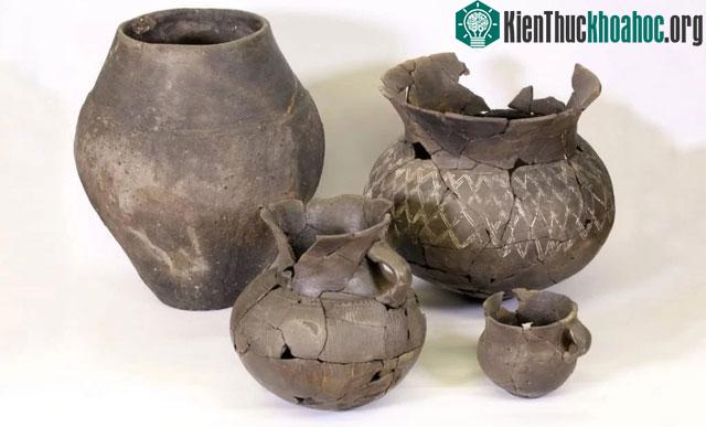 Đồ gốm được tìm thấy ở dưới giếng cổ.