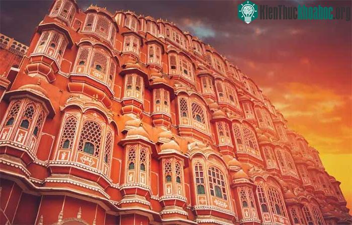 Cung điện Gió ở Jaipur là một ví dụ tuyệt vời về cách Jaalis được sử dụng để làm mát