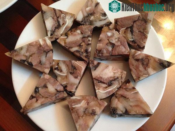 Các gia đình khi làm cần phải thật cẩn thận, tỷ mỉ loại bỏ các khối u để món ăn đảm bảo nhất.