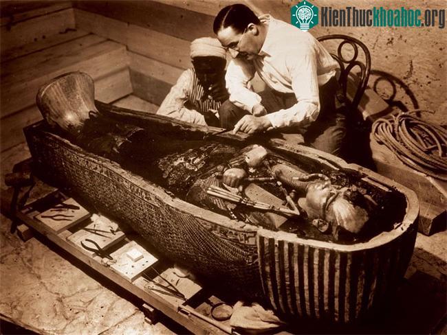 &nbsp;Nhà khoa học Howard Carter đang khai quật hài cốt của vị vua trẻ Tutankhamun