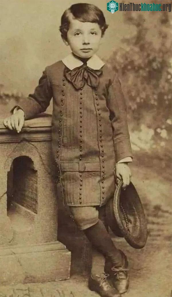 Albert Einstein từng là một cậu bé khác biệt.
