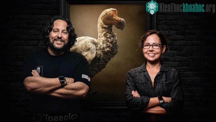 Nhà cổ sinh vật học Beth Shapiro (trái) và Ben lamm, CEO của Colossal Biosciences.