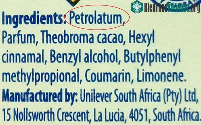 Xem kỹ bảng thành phần để biết son có chứa Mineral Oil hay không.