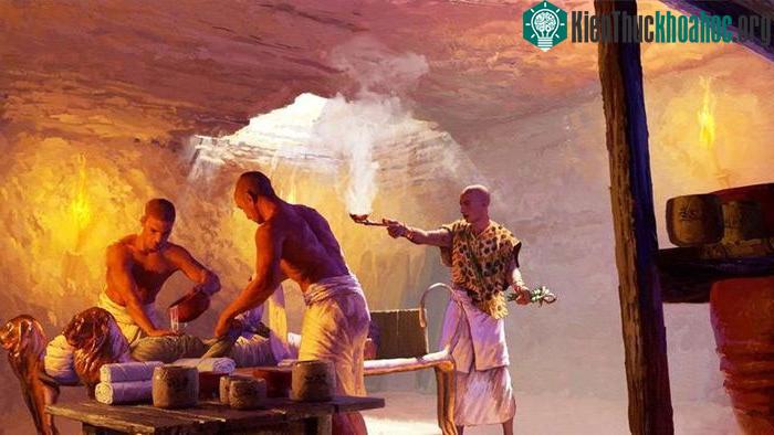 Mô phỏng quang cảnh ướp xác cho một linh mục tại một xưởng ướp xác dưới lòng đất.