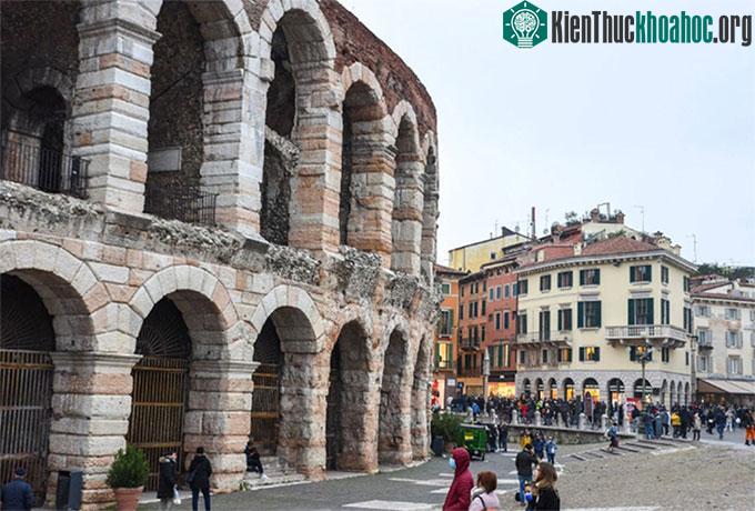 Verona Arena là một giảng đường 2.000 năm tuổi.