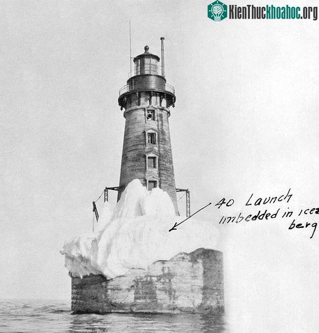 Tòa tháp cuối cùng đã được hoàn thiện và thắp sáng lần đầu tiên vào năm 1882.