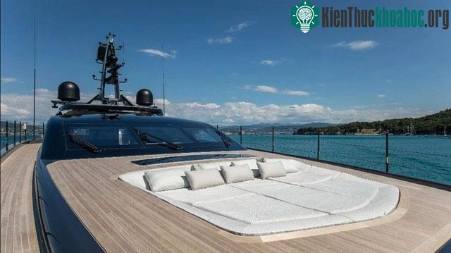 Du thuyền này được trang bị ba động cơ phản lực nước MTU 16V2000 M96L.
