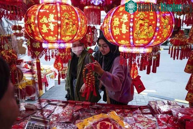 Khách hàng chọn mua đồ trang trí Tết ở Pancoran Glodok (Jakarta, Indonesia)