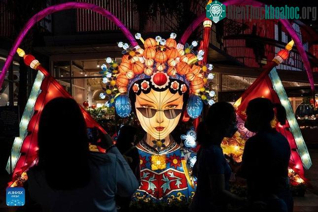 Đèn lồng khổng lồ bên ngoài trung tâm mua sắm ở Nam Tangerang (Indonesia).