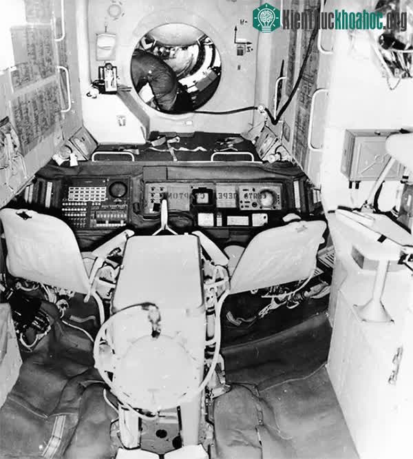 Bên trong trạm vũ trụ Salyut 1, cửa sập dẫn đến tàu vũ trụ Soyuz 11.