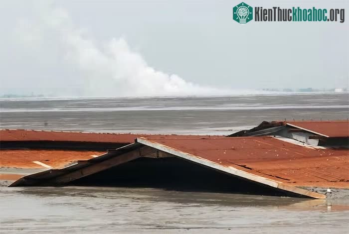 Những ngôi nhà đã bị dòng chảy của bùn nhấn chìm, khiến 60.000 người phải sơ tán.