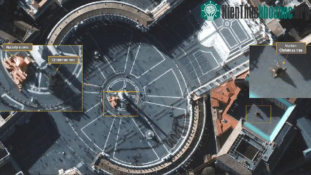 Cây thông Noel và cảnh Giáng sinh ở Quảng trường Thánh Peter ở Thành phố Vatican, Ý