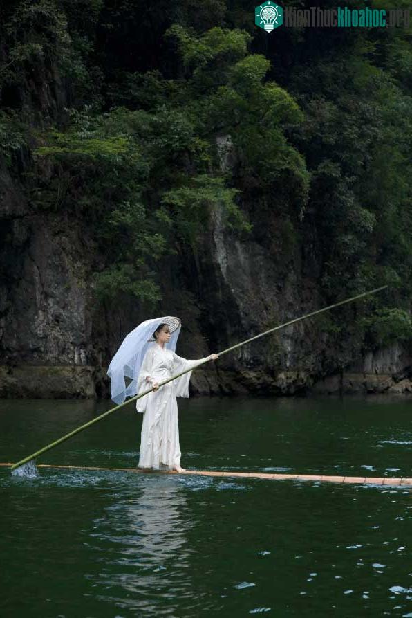 Cô gái sở hữu tuyệt kỹ "lướt trên mặt nước" gần thất truyền, biểu diễn trên sông như bước ra từ phim võ hiệp ảnh 2
