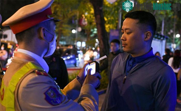Thiết bị kiểm tra nồng độ cồn bằng hơi thở thường được lực lượng cảnh sát giao thông sử dụng.