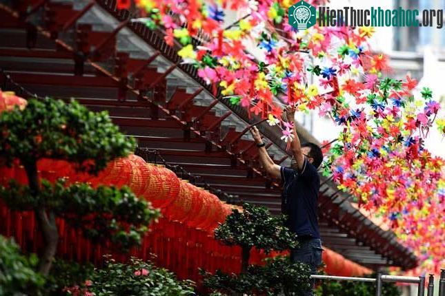 Tất bật trang trí Khu phố Tàu ở Singapore.