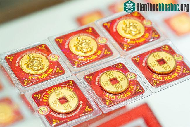 Để cầu lộc bạn chỉ cần mua 1 chỉ, cầu phát mua 2 chỉ và cầu tài nên mua 5 chỉ vàng.