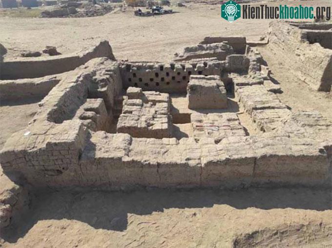 Chuồng chim bồ câu nằm trong một tòa nhà.