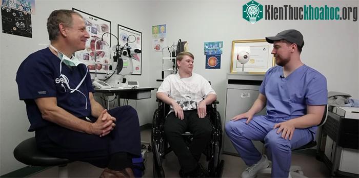 MrBeast trò chuyện với bệnh nhân khiếm thị sau ca phẫu thuật.