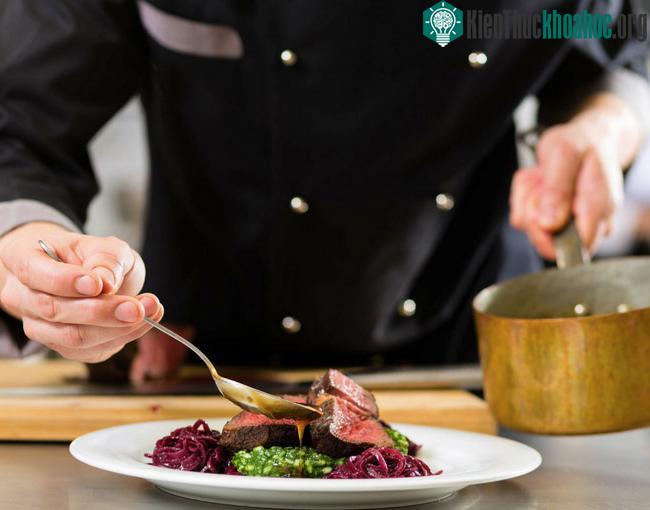 Những thanh tra này sẽ dành hàng tháng trời để tìm kiếm những món ăn chất lượng nhất