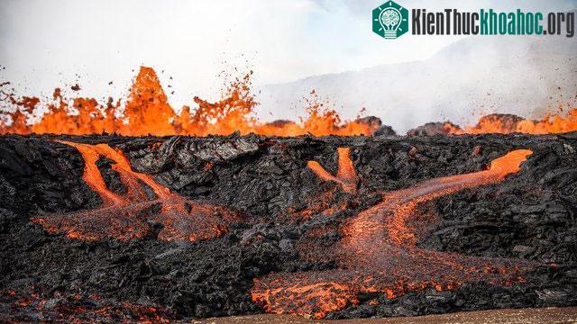 Những trận động đất lớn còn có thể khiến núi lửa phun trào.