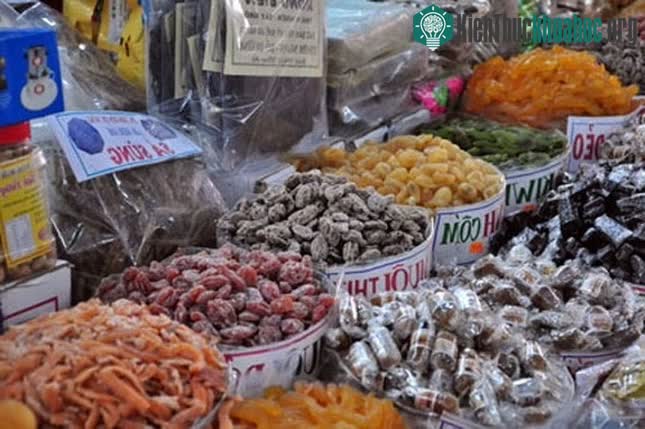 Ô mai, xí muội là món quà vặt yêu thích của nhiều người, nhất là phụ nữ và trẻ em.