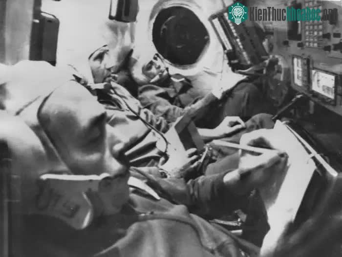 Dobrovolsky, Volkov và Patsaev bên trong Soyuz 11.