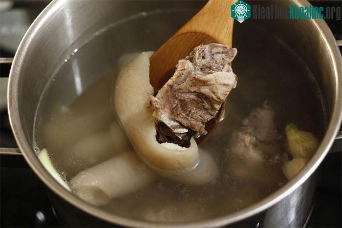 Ninh nước bì lợn cần canh lửa và thời gian chuẩn để không bị đục.