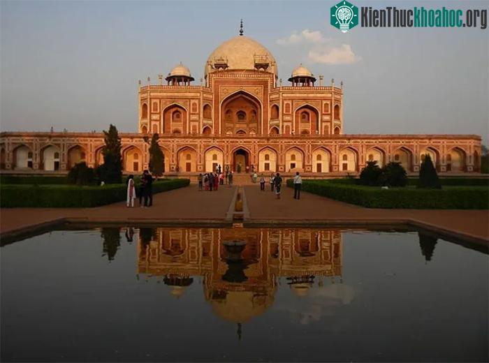 Đài phun nước và hồ bơi là một phần quan trọng của kiến trúc Mughal, làm mát không khí