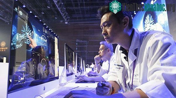 Những lao động chuyên môn cao như bác sĩ vẫn sẽ khó bị thay thế trong thời đại AI