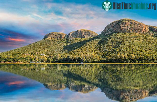 Dãy núi Magaliesberg ở Nam Phi.