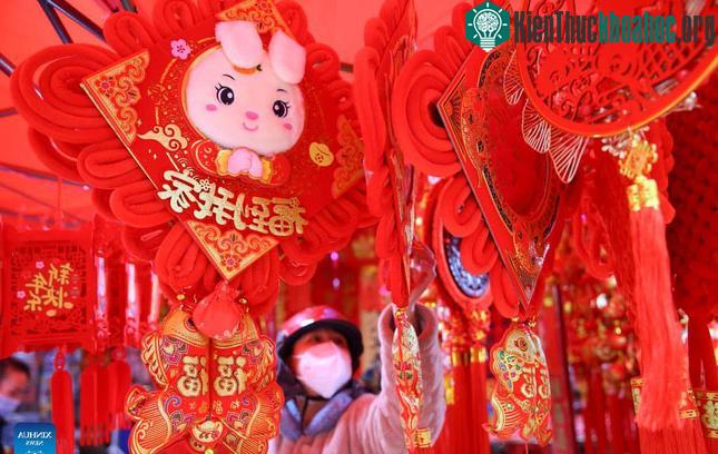 Sắm đồ trang trí Tết ở Hồ Nam (Trung Quốc).
