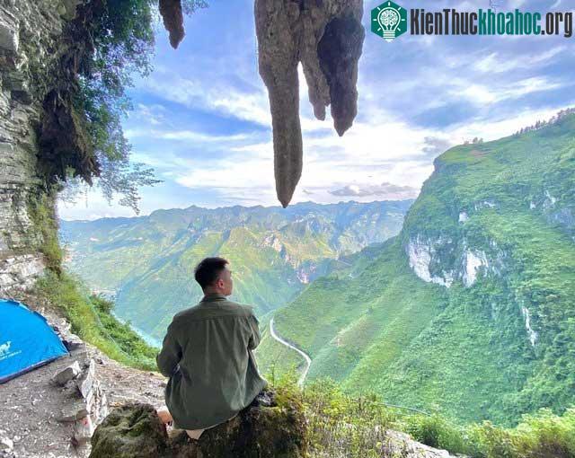 Tầm nhìn từ vách đá trắng xuống đèo Mã Pí Lèng
