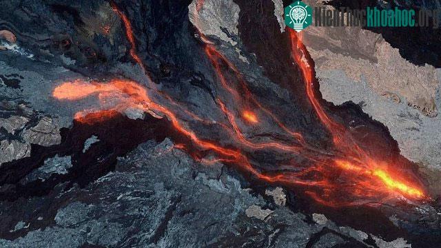 Dung nham chảy ra từ núi lửa Mauna Loa, Hawaii, vào tháng 11
