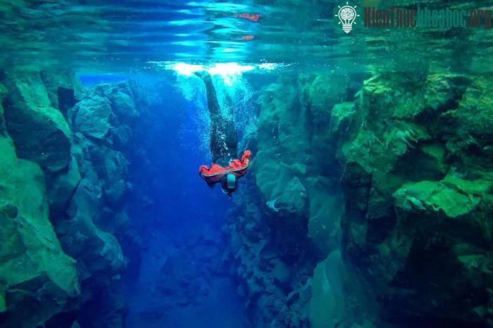 Nhóm thợ lặn chuyên nghiệp Mỹ đã đo được độ sâu nhất tại Silfra, 63 mét.
