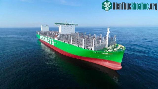 Tàu Ever Alot có thể chở được 240.000 tấn hàng hóa cùng một lúc.