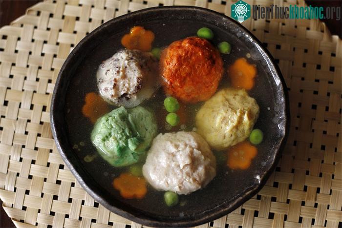 Những viên mọc ngũ sắc được hấp riêng sau đó mới cho vào bát nhỏ và đổ nước ninh bì lợn.