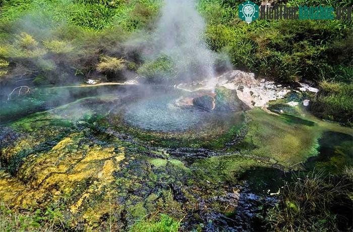Hồ có tính axit và không an toàn với du khách.