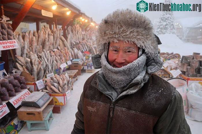 Các mặt hàng bày bán trong chợ hoàn toàn đóng băng.