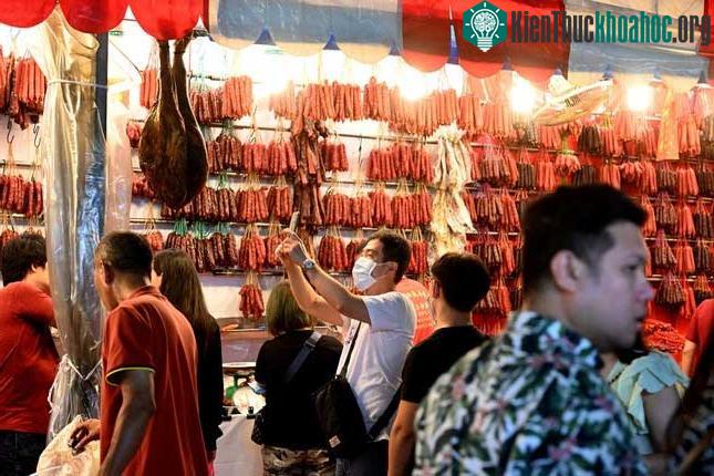 Người dân mua sắm thực phẩm đón Tết.
