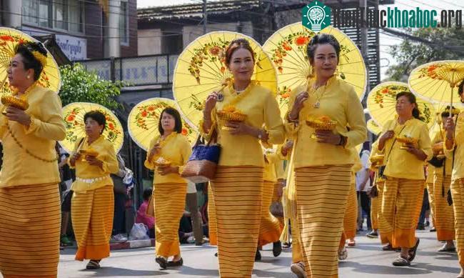 Mỗi ngày trong tuần tương ứng với một màu cụ thể, mặc đúng màu sẽ gặp may.